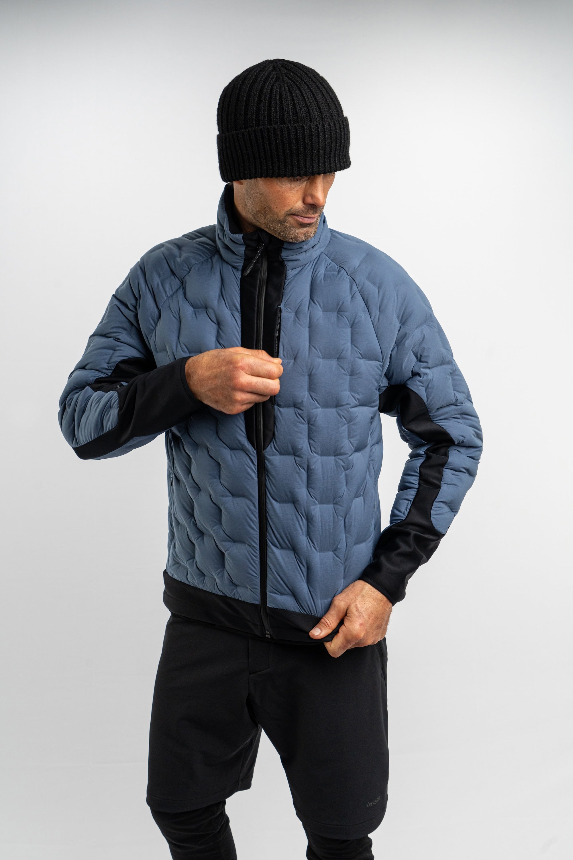 Swiss-made Schoeller® 4-way stretch soft shell back panel and sleeve inserts for enhanced mobility