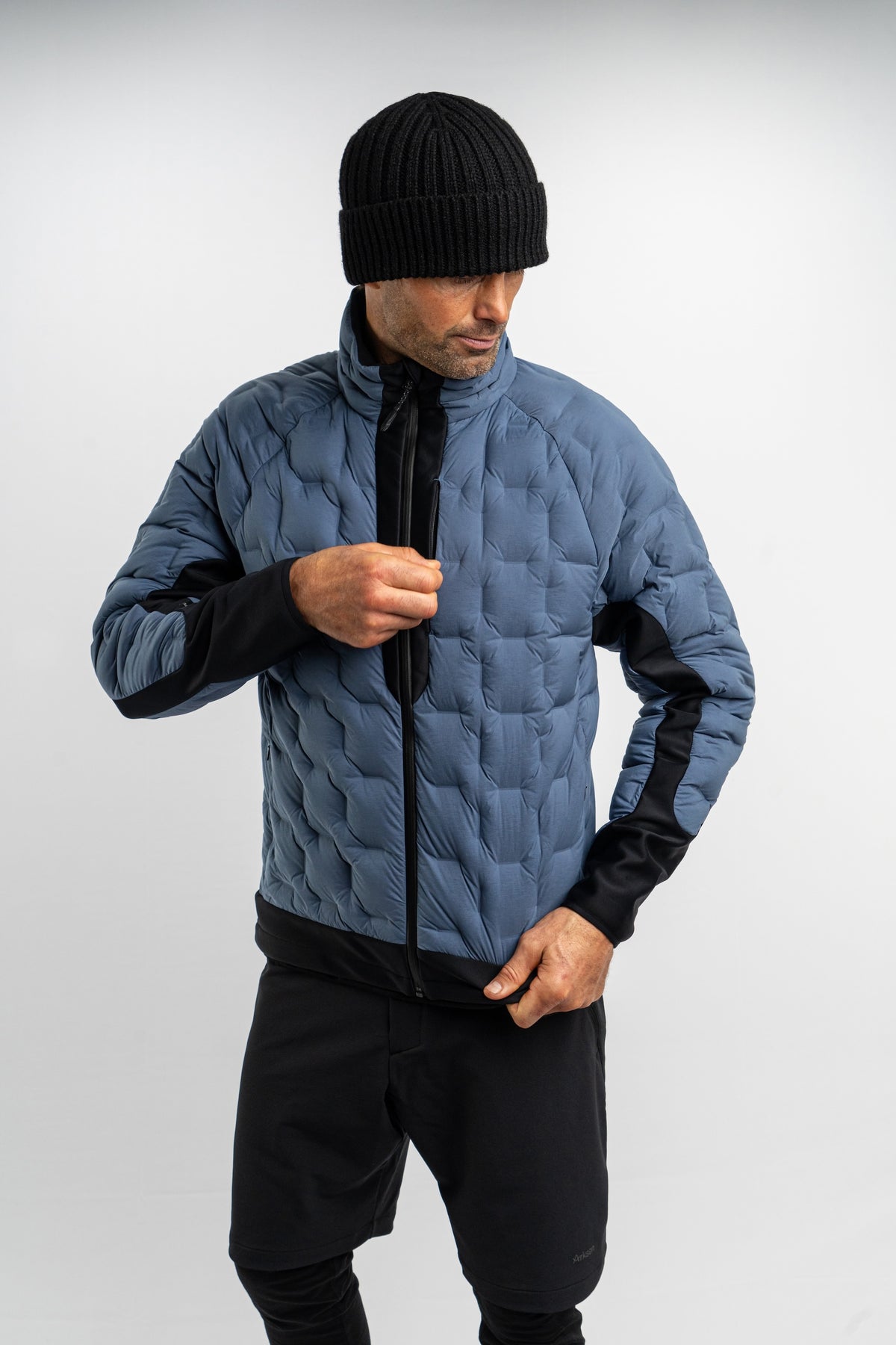 Swiss-made Schoeller® 4-way stretch soft shell back panel and sleeve inserts for enhanced mobility