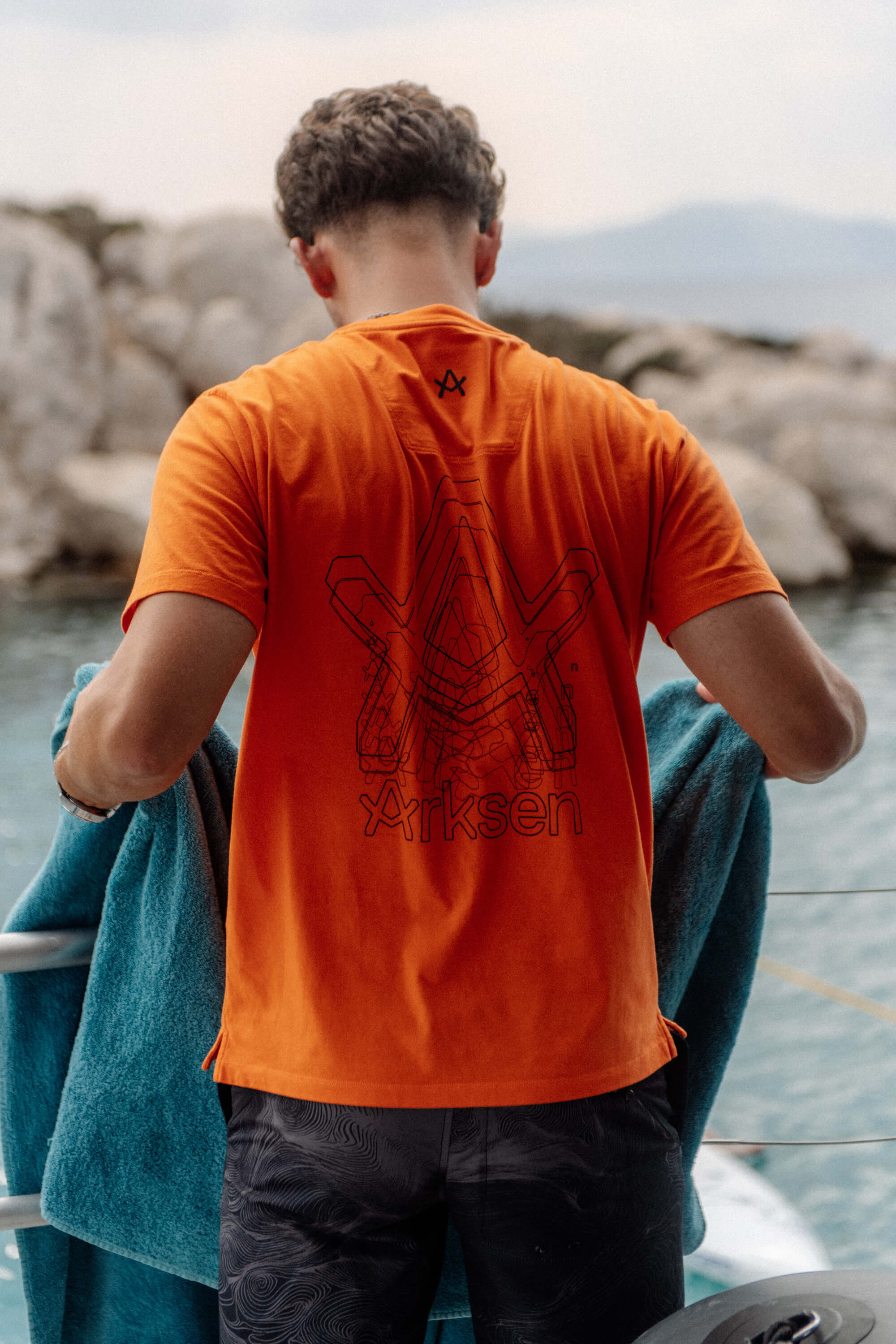 Russeluno オレンジシャツ 骨格デザイン Wireframe Graphic T-Shirt | Apparel Collection | Arksen
